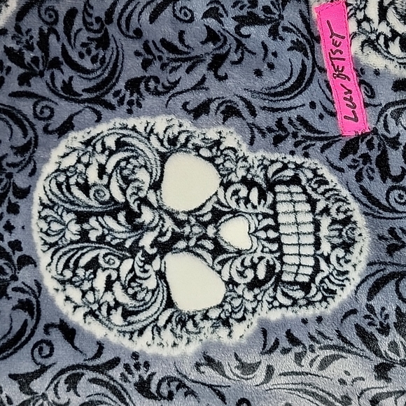 Betsey Johnson Skulls Halloween Limited Edition Throw Blanket - Picture 2 of 9